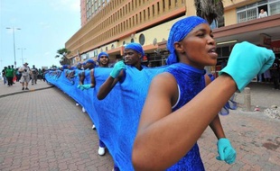 Un an après la Coupe du monde de football organisée en Afrique du Sud, un défi d'un tout autre ordre attend, à Durban, sur les rives de l'océan Indien et sur un continent africain concerné au premier chef par la problématique, les quelque 12.000 diplomates, ministres, délégués, experts et ONG attendus jusqu'au 9 décembre : comment réussir à limiter à moins de 2°C la hausse du thermostat mondial ?