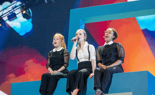 La Danoise Leonora, entourée de ses deux choristes, lors de sa première répétition sur la scène de l'Eurovision, le 6 mai 2019.