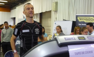 Strasbourg, le 17 mai 2015 - Didier Stein en plein effort pour battre le record de France de distance sur tapis de course en 24h. Un record battu avec 236,66 km parcourus.
