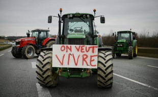 Des agriculteurs bloquent une voie d'accès à rennes le 17 février 2016 pour protester contre la chute des prix du lait et de la viande