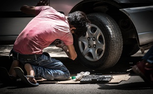 Les garagistes sont dans l'obligation de proposer des pièces d'occasion à leur client pour remplacer les éléments endommagés. C'est à l'automoboliste de choisir s'il veut une pièce neuve ou de seconde main.
