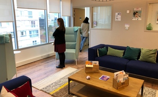 Dans un des salons de Citad'elles, lieu refuge et d'accompagnement pour les femmes victimes de violences, à Nantes.