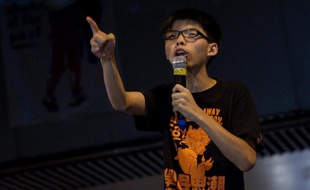 Joshua Wong lors d'un discours devant des militants prodémocratie dans le quartier de l'Admiralty à Hong Kong le 20 octobre 2014