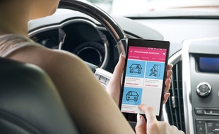 Le téléphone fait office de télécommande pour ouvrir le portail du garage.