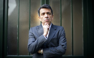 L'écrivain Régis Jauffret, devant les Editions du Seuil à Paris, le 9 janvier 2012.