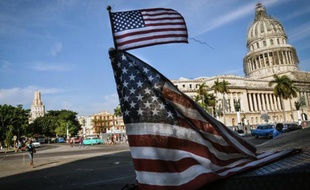 Des drapeaux américains flottent sur un "bici-taxi" près du Capitole à La Havane, le 23 janvier 2015