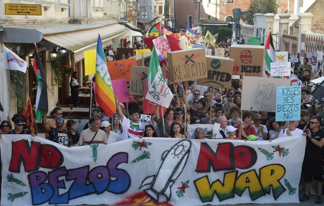 Un millier de manifestants issus de centres sociaux et d’associations environnementales ont participé à la manifestation « No Space For Bezos » contre l’exploitation de la ville et ont défilé dans les rues pour protester contre la présence de Jeff Bezos.