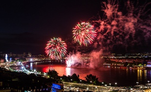 Le feu d'artifice de clôture de la fête du fleuve 2015.