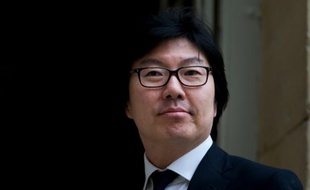 Le secrétaire d'Etat écologiste à la Réforme de l'Etat Jean-Vincent Place arrive à l'Hôtel Matignon à Paris, le 18 février 2016
