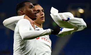 Jean Lucas célèbre son troisième but de la saison avec son coéquipier Maxence Caqueret, mercredi contre Brest. JEAN-PHILIPPE KSIAZEK