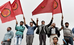 Des Kurdes agitent des drapeaux du Parti des travailleurs du Kurdistan (PKK) aux funérailles de combattants à Suruc, dans la province de Sanliurfa, le 14 octobre 2014