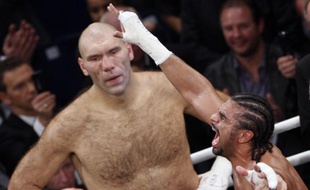 Le boxeur britannique David Haye (à droite), vainqueur du titre WBA des lourds face à Nikolay Valuev, le 7 novembre 2009.