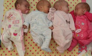 Quatre bébés endormis, illustration.