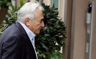 Dominique Strauss-Kahn devant sa maison de New York le 2 juillet 2011, tout juste après sa libération sur parole.