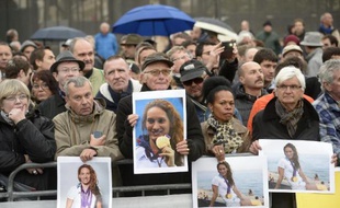 Plusieurs personnes se sont réunies à Nice pour rendre hommage à la nageuse Camille Muffat, le 14 mars 2015