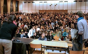 Sciences Po Paris va profondément réformer pour 2013 son concours d'entrée en première année, l'une de ses quatre procédures de sélection à ce niveau, dans une perspective de "diversification accrue" des profils des étudiants, a annoncé l'école lundi dans un communiqué.