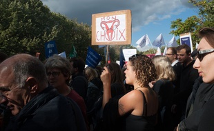 Sur Twitter, de nombreux internautes défendent le droit à l'avortement des femmes en Pologne, où une proposition de loi tend à interdire l'IVG.