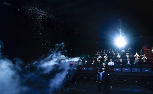Illustration d'une salle de cinéma équipée en 4DX.