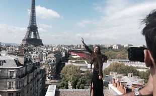 Alma, candidate de la France à l'Eurovision 2017, sur le tournage de sa carte postale.