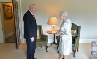 Photo fournie par le Northern ireland Office montrant la reine Elizabeth II rencontrant le vice-Premier ministre d'Irlande du Nord, Martin McGuinness, à Hillsborough Castle à Belfast le 27 juin 2016