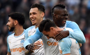 Balotelli et Thauvin en plein fou rire après un but de l'Italien au Vélodrome, le 16 février 2019, face à Amiens.