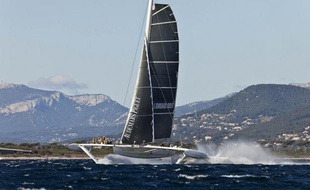 L'Hydroptère DCNS, le trimaran à foils (plans porteurs) d'Alain Thébault, a été remis à l'eau vendredi à La Ciotat (Bouches du Rhône) après plusieurs semaines de travaux destinés à le préparer pour une traversée record du Pacifique cet été.