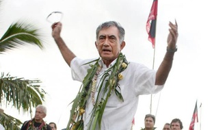 Le président indépendantiste de la Polynésie française, Oscar Temaru, a appelé la population polynésienne à "descendre dans la rue", dans le cas où la France refuserait de rétrocéder à la collectivité les atolls de Moruroa et Fangataufa, théâtre des expérimentations nucléaires entre 1966 et 1995.