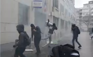 Capture d'une vidéo Periscope montrant des jeunes ont jeté des projectiles sur le commissariat du 19e, rue Erik-Satie à Paris, le 25 mars 2016.