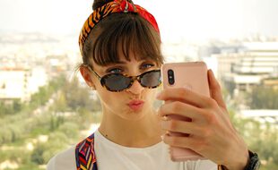 Jeune fille prenant un « selfie »