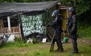Des gendarmes mobiles au cours de l'expulsion d'un squat de la ZAD de Notre-Dame-des-Landes.