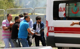 Un homme blessé est transporté dans une ambulance près du site d'une explosion, le 8 juin 2016 à Midyat au sud-est de la Turquie