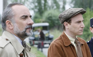 Antoine Duléry et Marius Colucci dans Petits meurtres d'Agatha Christie, diffusé sur France 2.