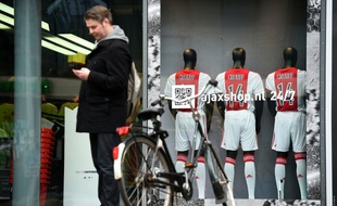 La boutique de l'Ajax à l'Amsterdam Arena avec les maillots de Cruyff en devanture.