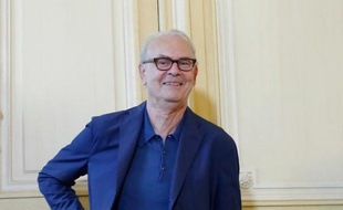 Patrick Modiano lors de sa conférence de presse à Paris après avoir reçu le prix Nobel de littérature, le 9 octobre 2014
