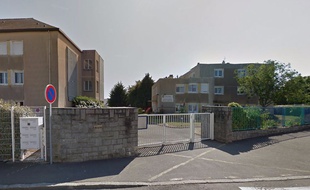 Vue extérieure du collège Surcouf à Saint-Malo.
