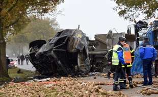 Les lieux de l'accident entre un car et un camion sur la RN25 dans le Pas-de-Calais