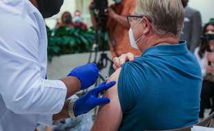 Un homme qui se fait vacciner contre le Covid-19 en Californie le 16/12/2020.