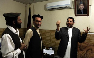 Jahanzeb remplit des sacs de farine pour un salaire de misère dans une usine de Jalalabad, la grande ville de l'est de l'Afghanistan. Il a fui son village, par peur des combats. Là-bas, dit-il, quand la nuit tombe, "c'est le royaume des talibans".