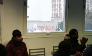 Des migrants installés dans l'ancien lycée Jean-Quarré le 5 février 2016 à Paris