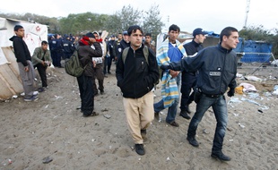 La police a évacué les migrants de la "Jungle" de Calais, le 22 septembre 2009.