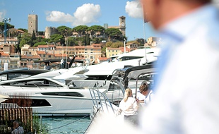 Des yachts dans le port de Cannes (Illustration)