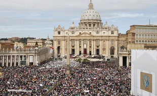 Plus d'un million de personnes sont rassemblées sur la place Saint Pierre, au Vatican, pour assister à la cérémonie de béatification du pape Jean Paul II, le 1er mai 2011.
