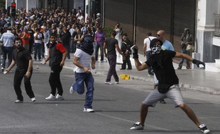 Des manifestants contre les mesures d'austérité du gouvernement à Athènes, en Grèce, le 5 octobre 2011.