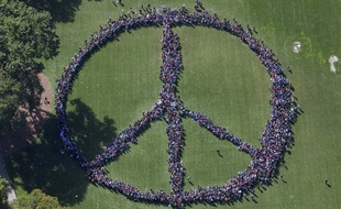 Vue aérienne du signe de paix géant formé le 6 octobre 2015 par 2.000 personnes pour célébrer l'anniversaire de John Lennon, disparu en 1980.