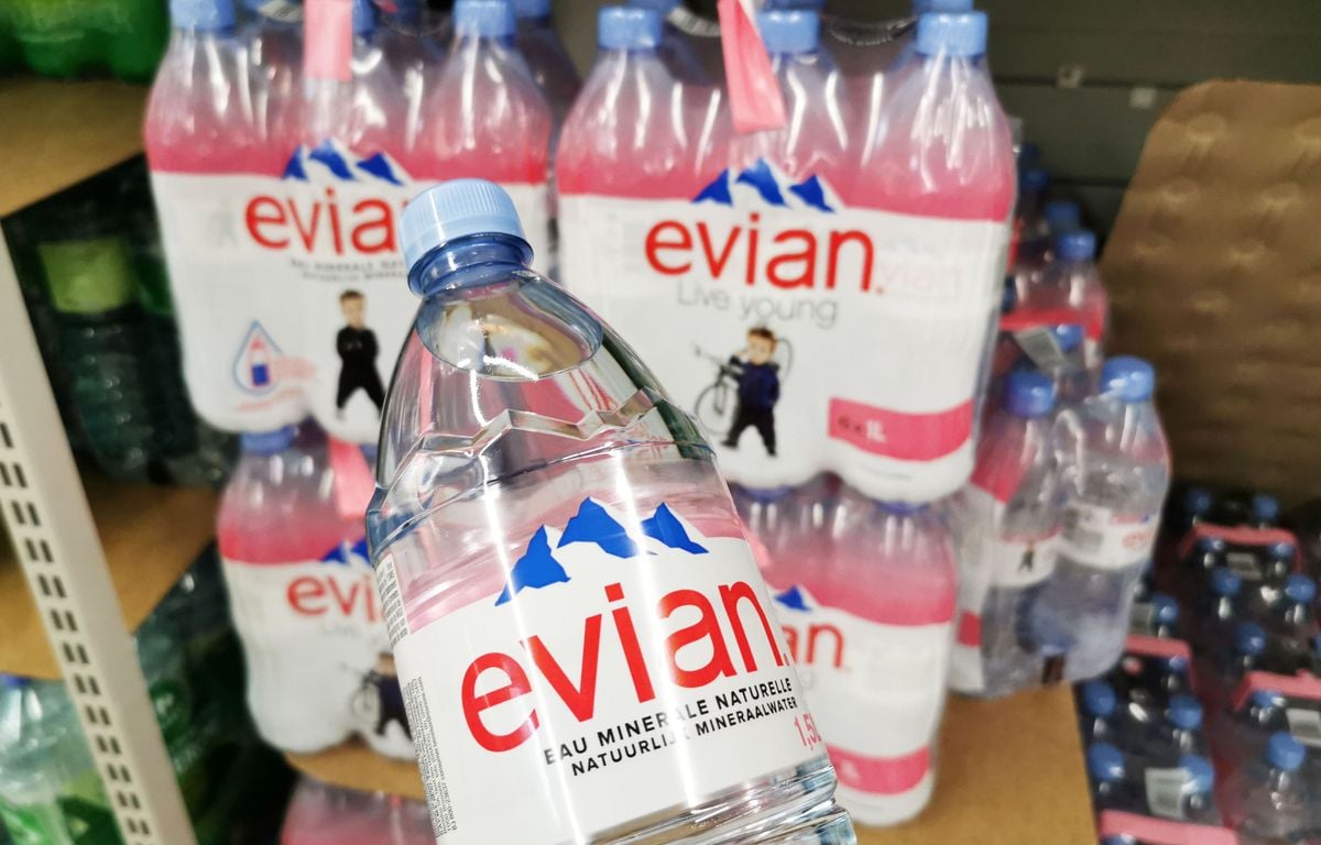 Des bouteilles d'Evian destinées à être détruites à la vente à Marseille