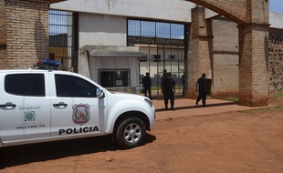 La police monte la garde le 19 janvier 2020 devant la prison de Pedro Juan Caballero au Paraguay.