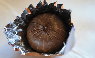 Sur la nouvelle ligne de production à l'usine Carambar & Co à Strasbourg. Boule chocolat orange Terry's. Le 19 novembre 2018