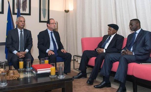 Lors de sa visite au Sénétal, François Hollande s'est rendu sur l'île de Gorée, lieu du martyr de millions d’esclaves, le 12 octobre 2012.