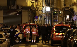 Une personne a été tuée et quatre blessées samedi 12 mai 2018 dans le centre de Paris par un homme armé d'un couteau.