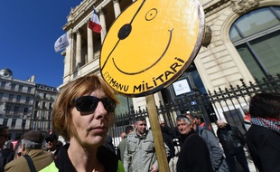 Des manifestants rassemblés à Marseille, mardi 19 mars 2019.